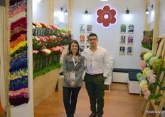 Natural Flowers Colombia consists of seven different Colombian growers mostly (but not exclusively) specialized in growing ánd colouring carnation. At the show, the growers were represented by Maria Ocampo and Germán Rojas.
